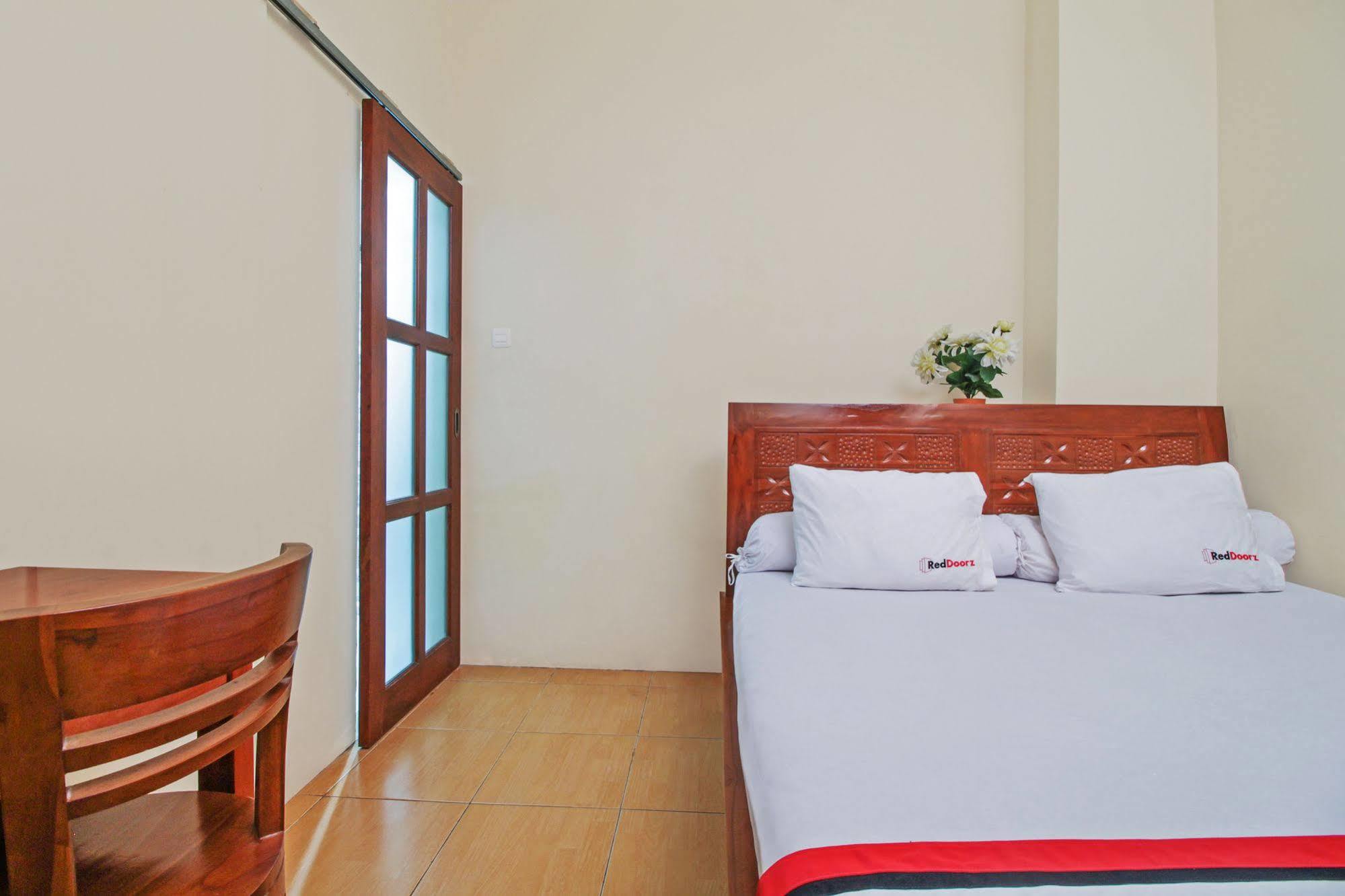 Reddoorz @ Kwitang Hotel Jakarta Exterior photo